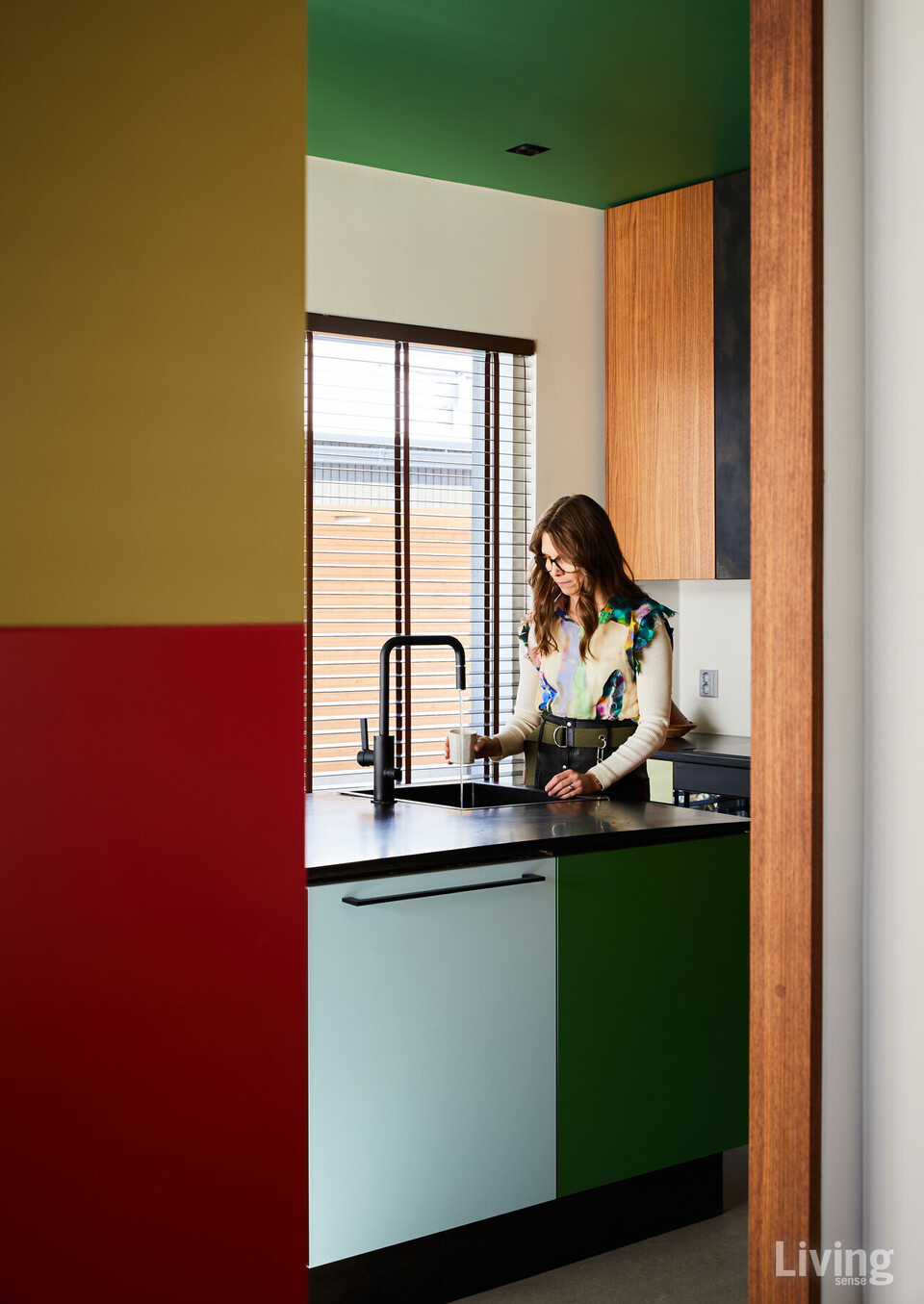 주방 캐비닛은 울라 코스키넨의 디자인 계획에 따라 블루 인테리어가 제작했다. 수도꼭지는 탭웰 Tapwell, 주방 가전은 밀레 Miele 제품이다.