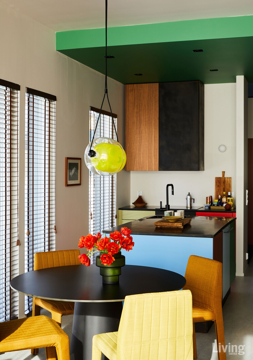 주방에 놓인 검은색 둥근 식탁은 무이, 의자는 파셋, 캡슐 펜던트 조명은 브로키스 Brokis 제품이다.