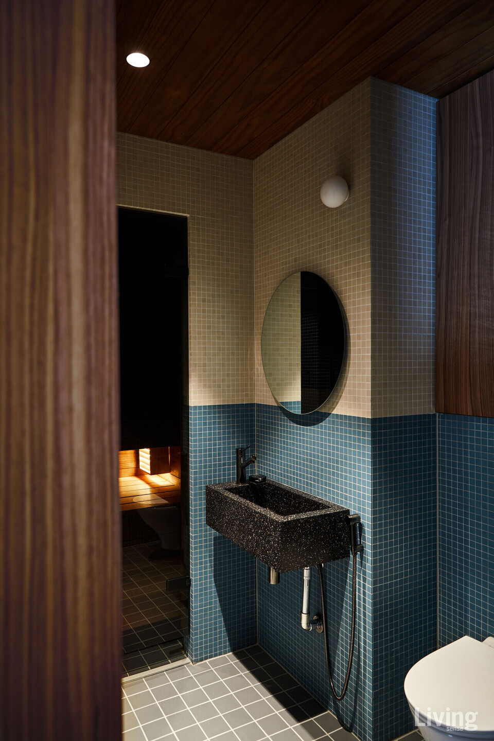 욕실의 타일 색상은 슬라이딩도어와 천장 컬러에 맞췄다. 세면대는 듀랏 Durat, 벽등은 하드웨어스토어 hardwearstore, 거울은 라스 펌 glass firm에서 주문 제작했다.