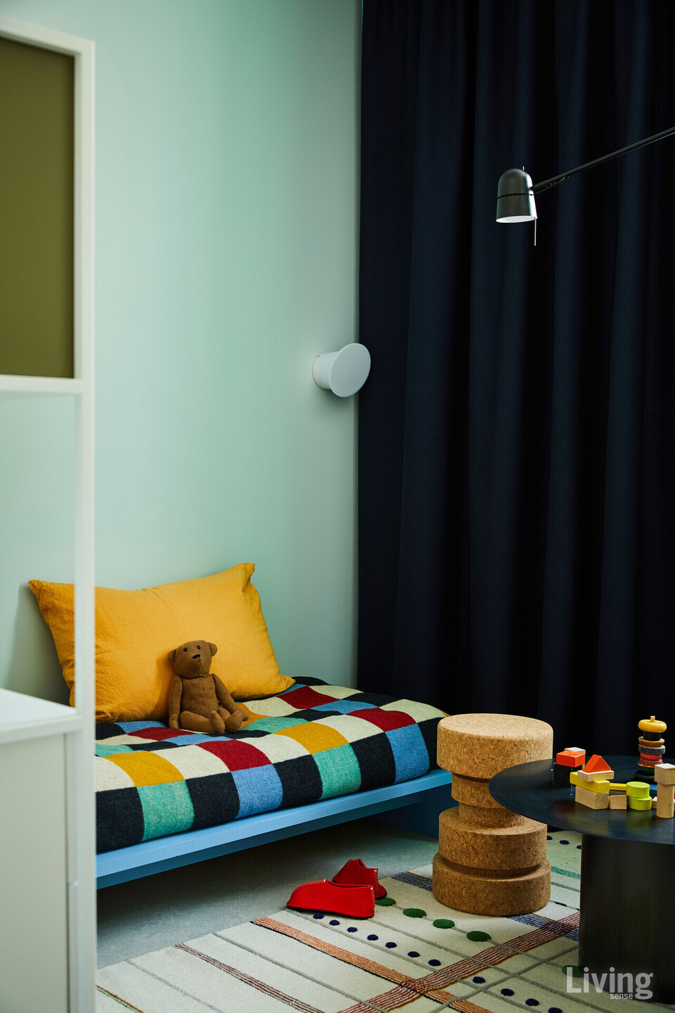 두 번째 침실은 어린이를 위한 놀이방으로 연출했다. 벽은 커버 스토리 페인트의 셰이드 LB1 오거스트 shade LB1 August 색상을 선택했고, 커튼은 크바드라트 Kvadrat의 양털 펠트 천으로 제작했다. Mogg King & Queen 의자, 벽 조명  Écran In & Out은 루체플랜 Luceplan, 테이블 옥시데이션 Oxydation은 리네 로제 제품으로, 모두 스칸노에서 만날 수 있다.