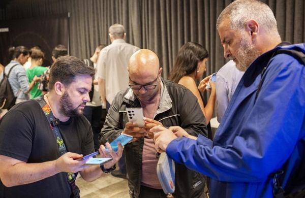 아르헨티나 부에노스아이레스에 위치한 ‘갤럭시S24 시리즈’ 체험 공간에서 현지 미디어들이 제품을 체험하는 모습 / 사진=삼성전자