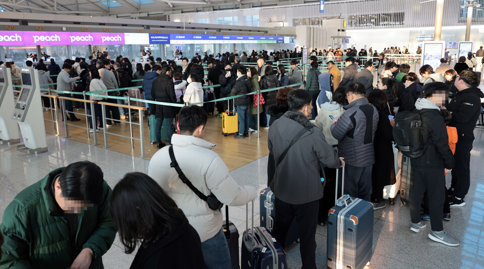 설 명절 하루 앞둔 8일 인천공항에 해외 여행을 떠나려는 사람들로 북적이고 있다. / 사진=연합뉴스