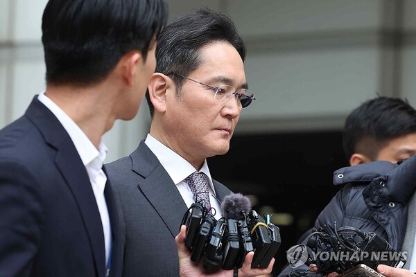 O presidente da Samsung Electronics, Lee Jae-yong, deixa o cargo após ser considerado culpado no primeiro julgamento por acusações de fusão injusta e fraude contábil relacionadas à sucessão dos direitos de gestão do Grupo Samsung mantidos no Tribunal Distrital Central de Seul, em Seocho-gu.  Seul na tarde do dia 5.  /Foto = Yonhap News