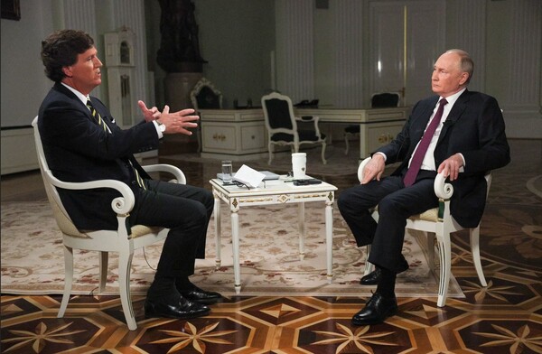 터커 칼슨 전 폭스뉴스 앵커(왼쪽)와 블라디미르 푸틴 대통령이 8일 러시아 모스크바에서 인터뷰하고 있다. / 타스 연합뉴스
