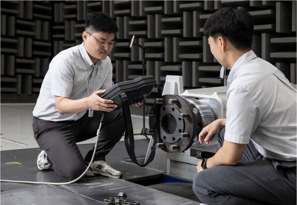 한국타이어앤테크놀로지 연구원들이 연구시설 한국테크노돔에서 타이어 소음을 측정하고 있다. / 사진=한국타이어앤테크놀로지