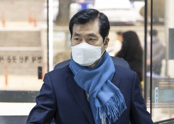 횡령과 증거인멸교사 등 혐의로 재판에 넘겨진 김태한 전 삼성바이오로직스(삼성바이오) 대표가 14일 오후 서초구 서울중앙지법에서 열린 1심 선고 공판에 출석하고 있다. / 사진=연합뉴스