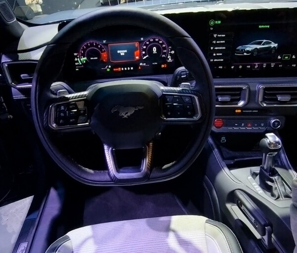 올 뉴 포드 머스탱 5.0 GT 모델의 운전석. / 사진=최동훈 기자