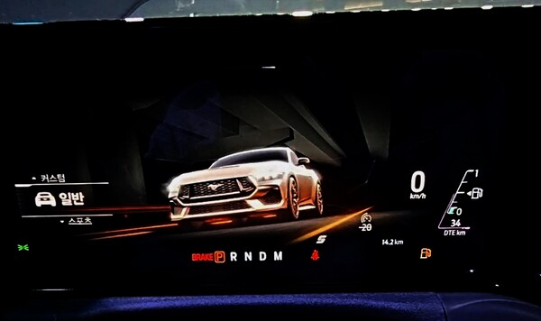 올 뉴 포드 머스탱의 주행모드를 변경할 때 계기반에 표시되는 애니메이션 효과의 한 장면. / 사진=최동훈 기자