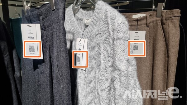 무신사가 진열한 옷 QR코드에 태그하면 투표에 참여할 수 있다. / 사진=한다원 기자