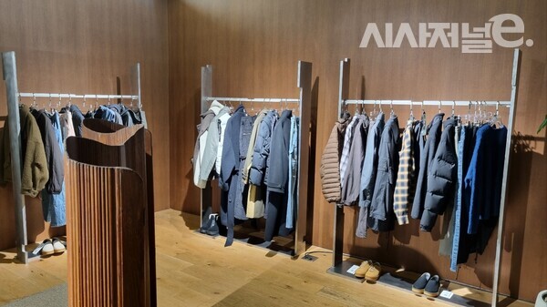 무신사가 올해 예측한 FW 트렌드 로우키 클래식 옷들. / 사진=한다원 기자