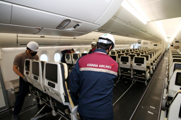 아시아나항공 직원들이 팬데믹 기간 화물기로 개조해 운영했던 항공기를 엔데믹 이후 다시 여객기로 복원하고 있다. / 사진=아시아나항공