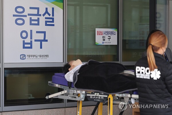 지난 8일 서울의 한 대학병원 응급실로 이송되는 환자 / 사진=연합뉴스