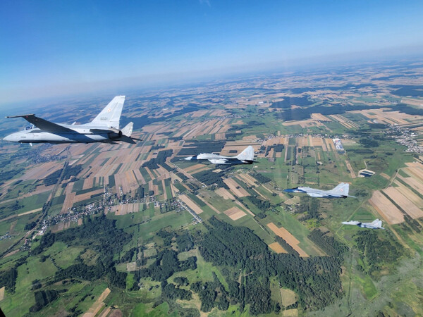 폴란드 바르샤바 상공을 비행 중인 한국항공우주(KAI)의 경공격기 'FA-50GF'. / 사진=KAI
