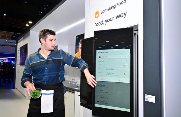 삼성전자의 2024년형 비스포크 냉장고 패밀리허브 플러스에 식재료를 넣으면 내부 카메라가 자동으로 촬영하고 인식해서 냉장고에 보관 중인 푸드 리스트에 추가한다. / 사진=삼성전자