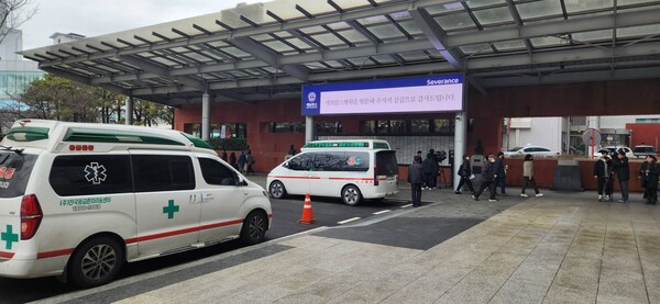 20일 서울 서대문구 신촌세브란스병원 본관 앞에 응급의료 차량들이 대기하고 있다. / 사진=최성근 기자