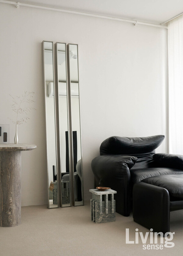 직선적인 형태의 스틸 거울 역시 그가 제작한 것. 까시나의 마라룽가 체어 곁의 대리석 스툴도 남은 석재로 제작했다.