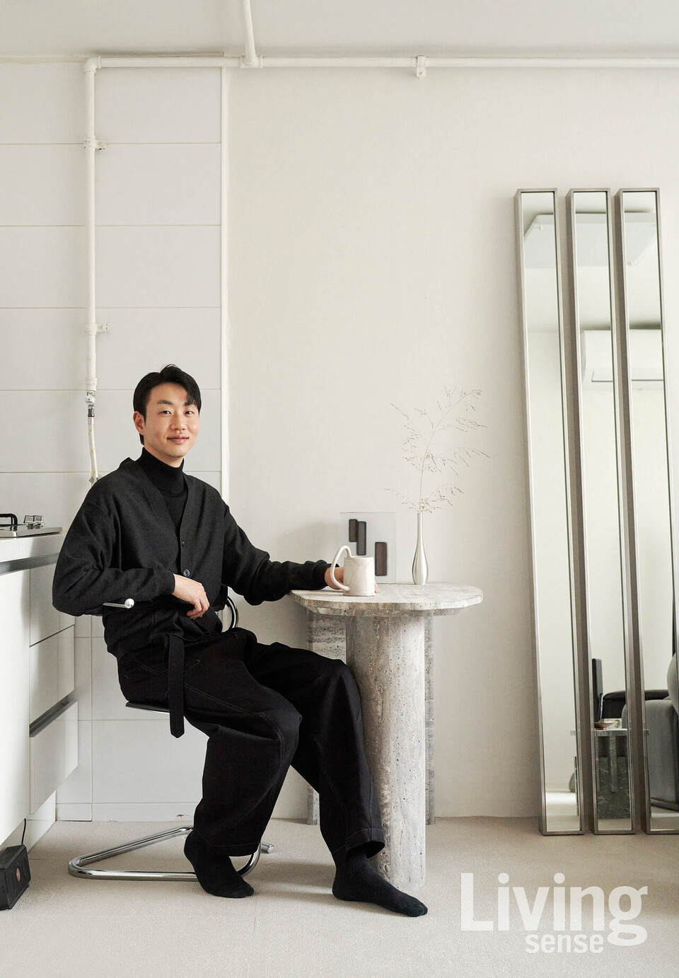 직접 제작한 테이블에 앉아 있는 김괄 디렉터.