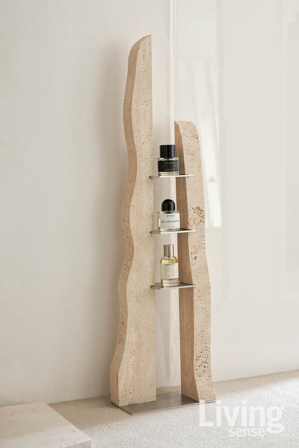 공사 후에 남은 석재로 직접 만든 선반.