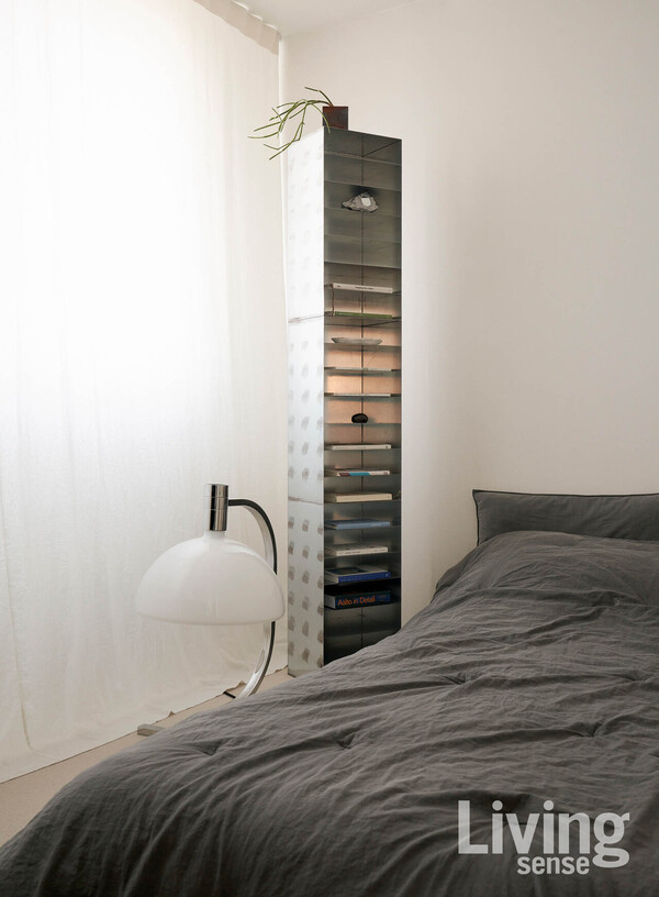 간결하고 아름다운 가구만 놓아 둔 침실. 높고 긴 책장은 김기석 작가의 작품.