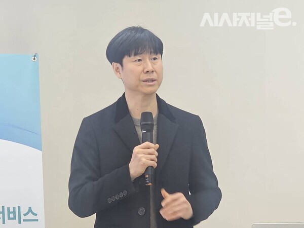 안태진 KT 네트워크연구소 오퍼레이션기술담당 팀장이 22일 서울 강남구 한국통신사업자연합회(KTOA) 회관에서 열린 기자스터디에서 'KT AI 클린메시징 시스템'을 소개하고 있다. / 사진 = 김용수 기자