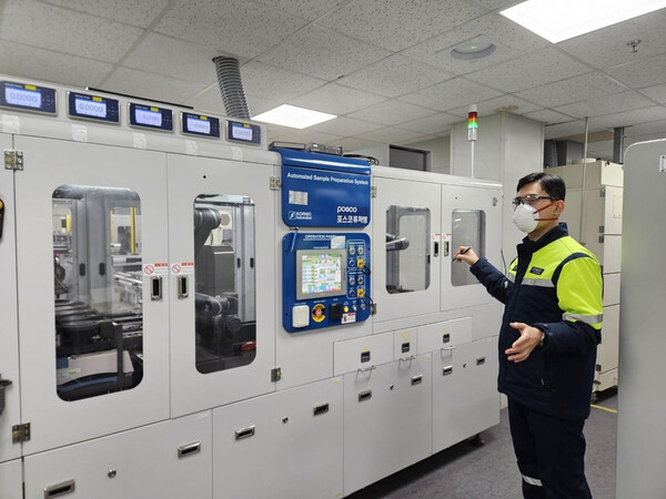 안기현 포스코퓨처엠 광양 양극재 품질섹션 리더가 22일 품질분석실에서 로봇팔 · 자동 정밀 계량 시스템으로 원료 및 제품을 검사하는 분석 자동화 설비를 시연하고 있다. /사진=포스코퓨처엠