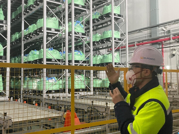 김대완 포스코퓨처엠 광양 양극재 공장 부공장장이 22일 공장 내 양극재 원료와 제품을 저장하는 자동화창고에서 스마트팩토리 기술력을 설명하고 있다. /사진=포스코퓨처엠