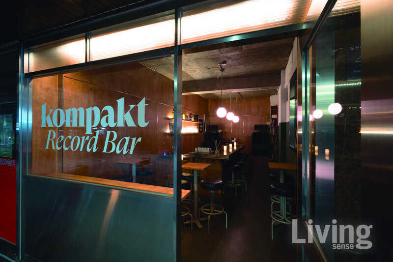 엄브로'와 '콤팩트 레코드 바'의 2022 협업 컬렉션