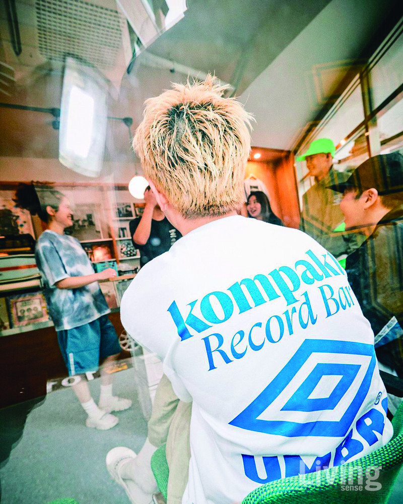 콤팩트 레코드 바 신사점1호점의 모습이 보인다.