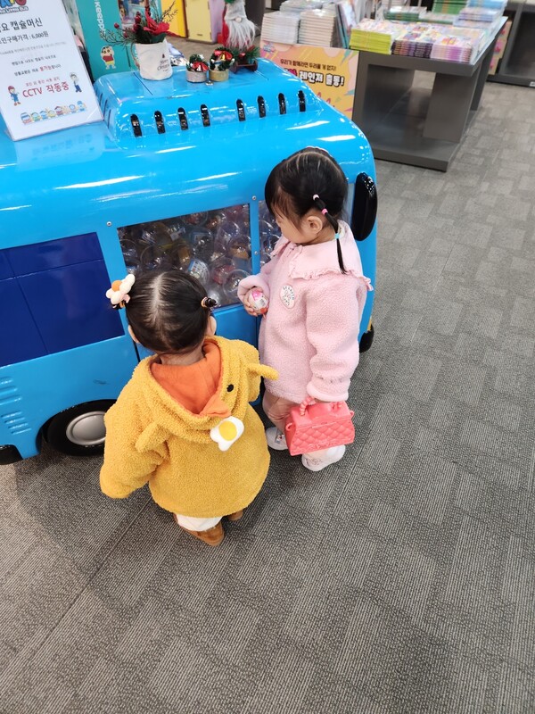 김현수씨(36)는 세 아이들을 키우는 일이 힘들지만 가장 큰 취미가 됐다고 말했다. 사진은 김현수씨의 두 딸 모습. / 사진=시사저널e 