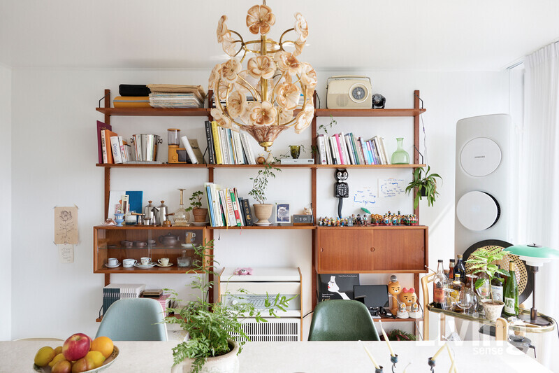 조명으로 꾸민 거실 이베이에서 운명처럼 발견한 로얄시스템의 월선반 시스템과 엣시에서 찾은 빈티지 .