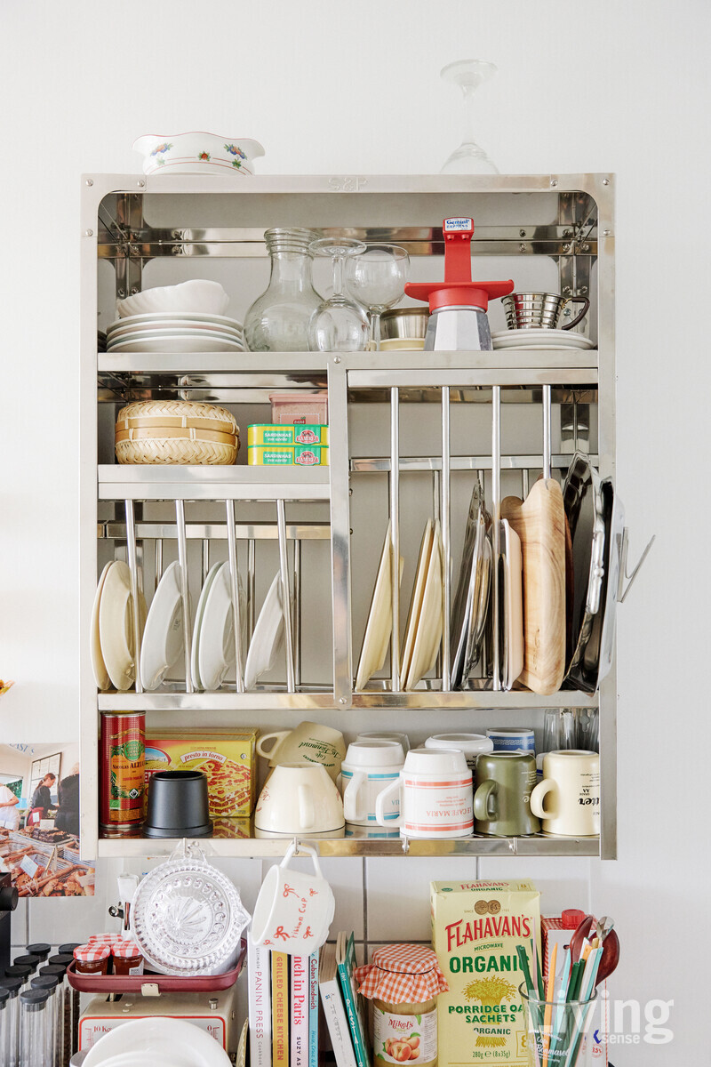 주방은 타일로 손수 마감한 아일랜드가 주인공.