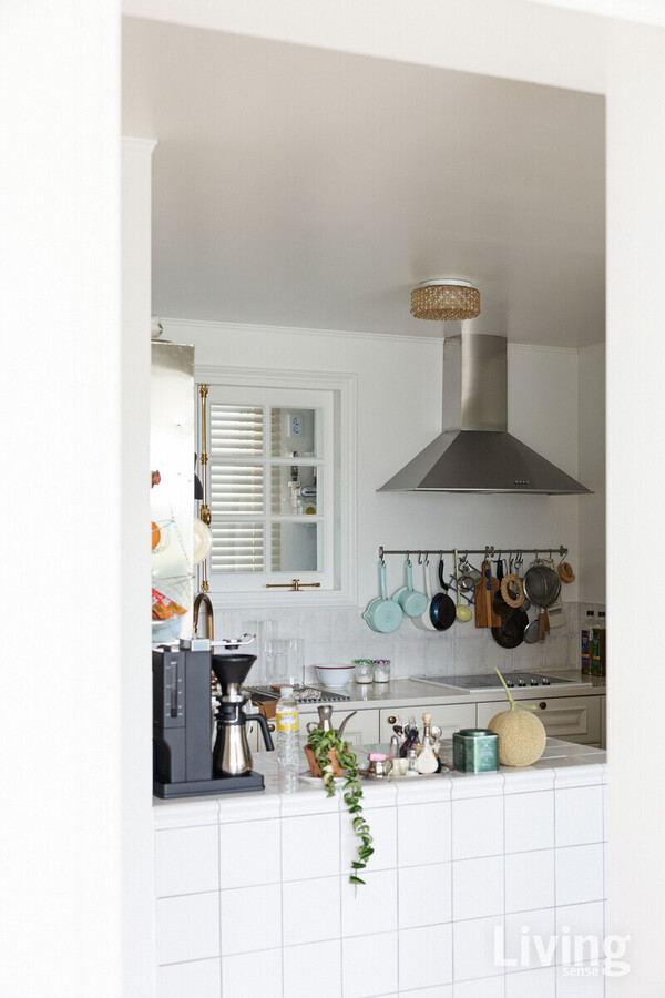 미쓰나이롱에서 판매하는 아기자기한 식기들이 수납되었다.