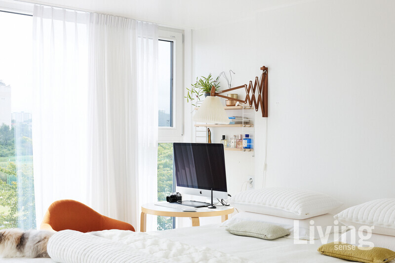 침실 베란다를 확장하고 생긴 공간에 작은 업무 공간을 마련했다.