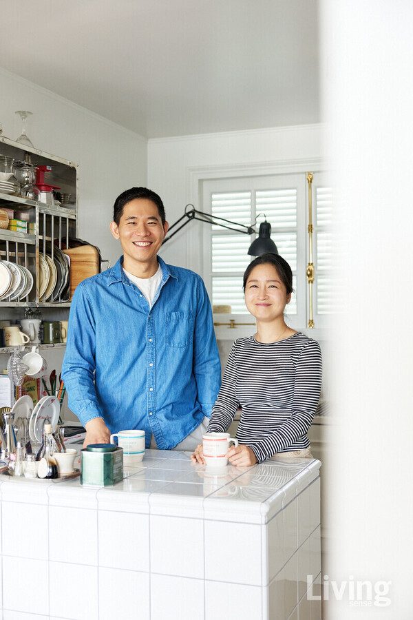 셀프 시공에 성공한 아일랜드 앞에 선 원도희·구본욱 씨 부부.