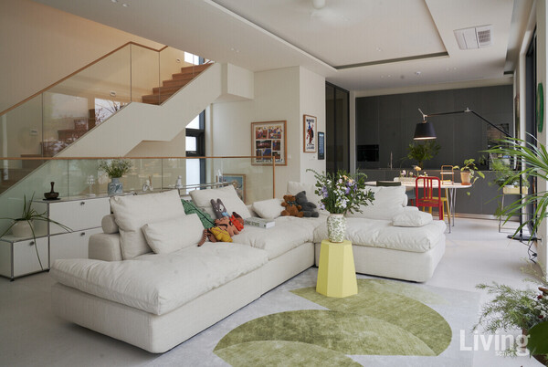 집 안 곳곳에 놓인 꽃들은 플로리스트 전문가 과정을 수료한 아내 이현주 씨의 솜씨