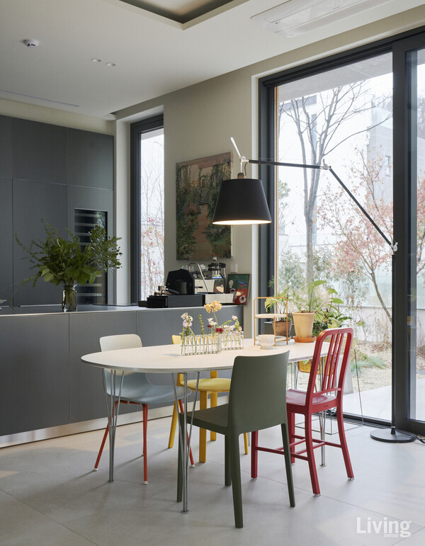 주방 통창 너머로 식물을 감상할 수 있다. 바라만 보아도 힐링이 되는 풍경.