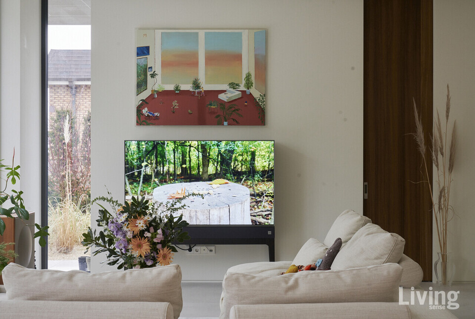 부부의 열세 번째 성수동 집을 모티프 삼아 이지은 작가가 그린 그림이 벽에 걸려 있다.