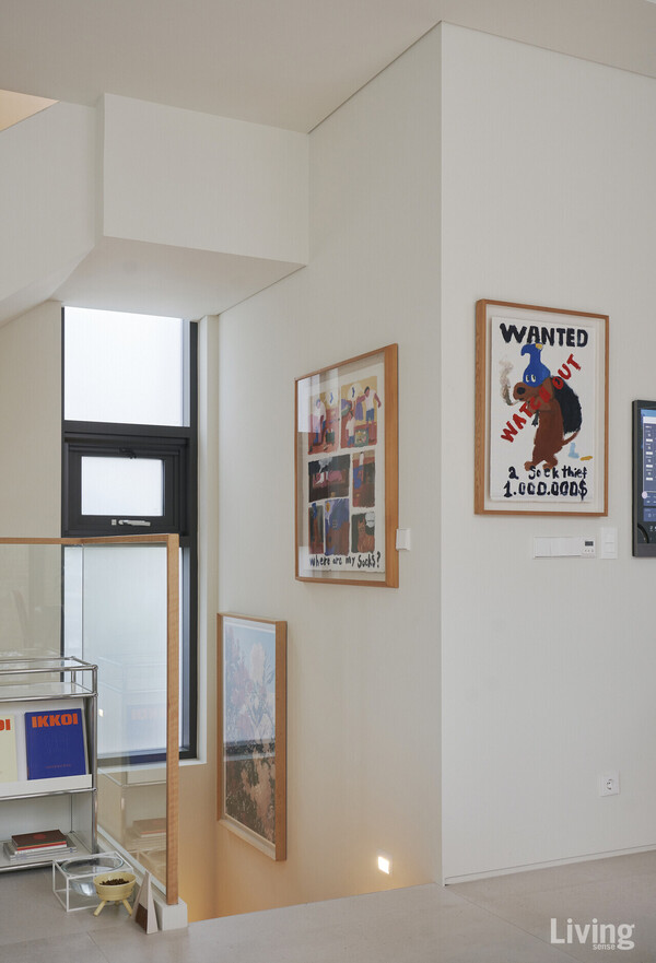 아트 컬렉터라 불러도 될 정도로 많은 그림을 모은 부부지만 투자의 개념이라기보단 좋아하는 취향을 모아가는 수집의 개념에 가깝다.