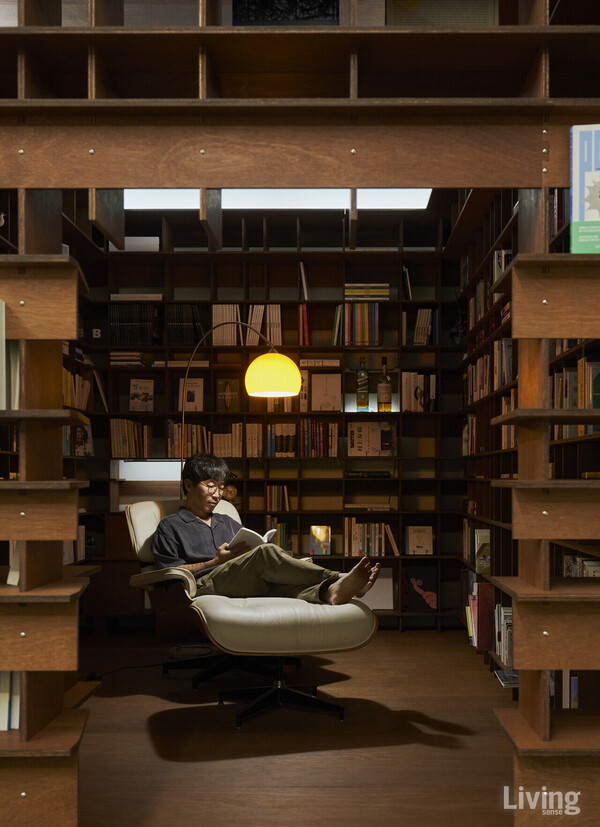 남편 장인성 씨의 작업실 한편에 마련한 서재. 스스로 문을 닫고 일명 ‘셀프 감금’시킬 수 있는 구조 덕에 부부는 이곳을 ‘책감옥’이라고 부른다.