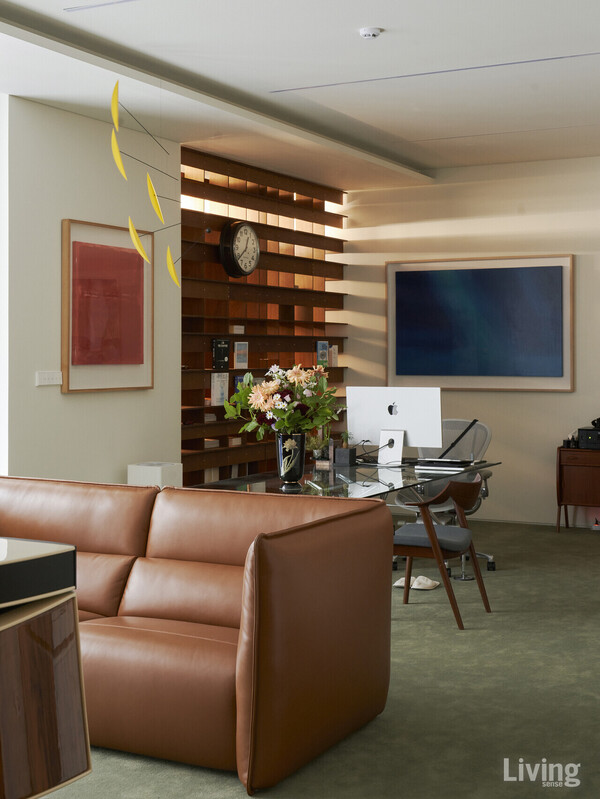 사무실보다는 일과 놀이를 모두 겸할 수 있는 작업실이라는 말이 더 어울리는 공간. 뒤편에 문이 막혀 있는 ‘책감옥’이 보인다.