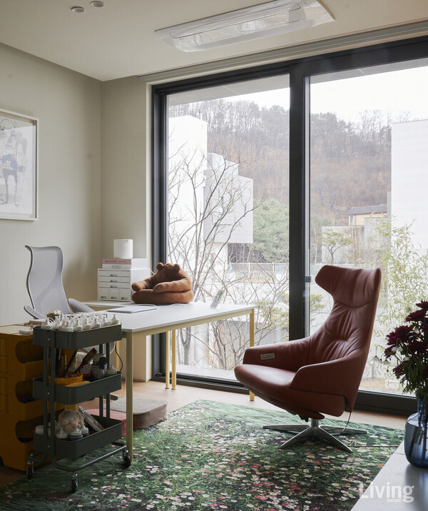 이현주 씨는 정원에 다양한 수목을 새로 심었는데, 그중에서도 대나무는 창밖 너머로 사시사철 푸른 풍경을 만들어 마음에 든다.