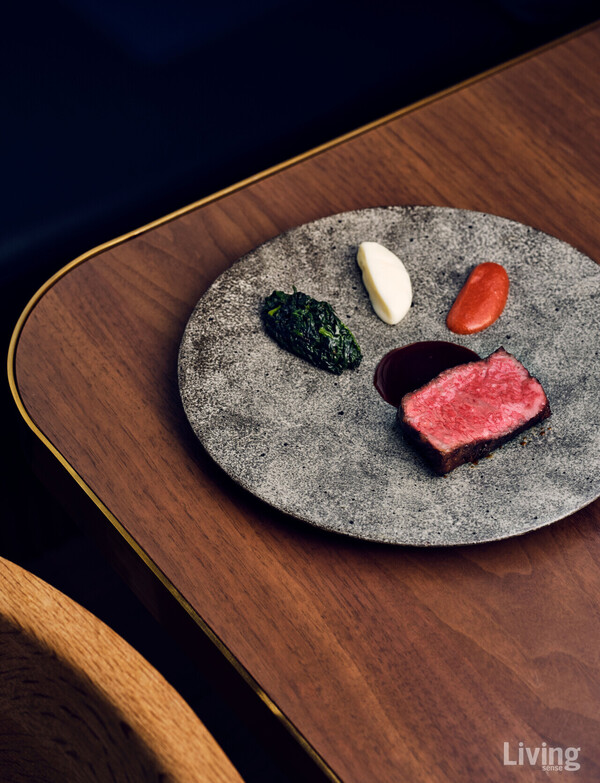 고로쇠 수액의 단맛을 최대한 활용한 메인 디시. 마리네이드부터 소스까지 고로쇠 수액을 듬뿍 넣었다.