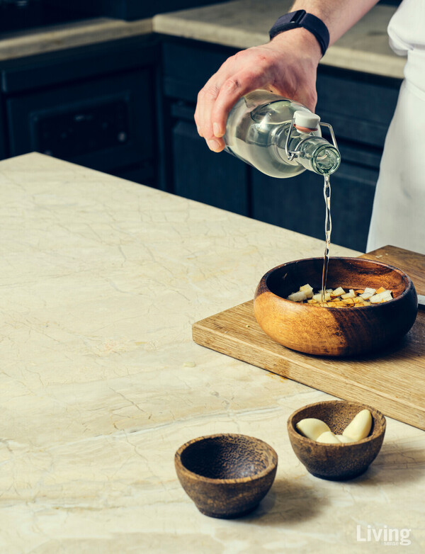 누구나 쉽게 만들 수 있는 간단한 음료 메뉴. 고로쇠 수액을 기호에 맞는 말린 차와 끓여 단맛을 끌어올린 뒤, 탄산수와 함께 즐겨보자. 신맛을 좋아한다면 약간의 과일 식초를 더할 것.