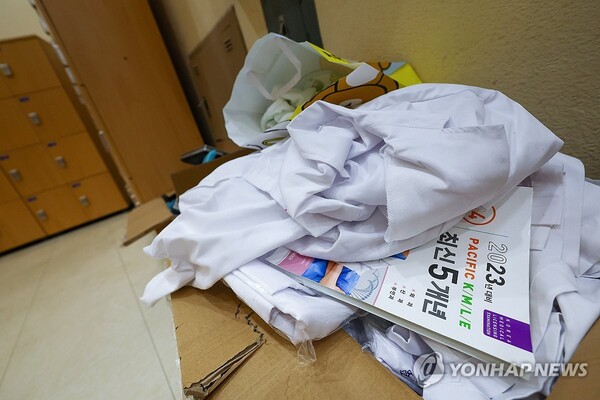 5일 서울 시내 한 의과대학 학생회관에 가운과 의사국가시험 서적이 버려져 있다. / 사진=연합뉴스