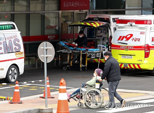 5일 서울의 한 대형병원 응급실에 구급차들이 주차돼 있다. / 사진=연합뉴스