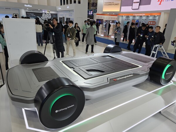 '인터배터리 2024'에서 공개된 LG에너지솔루션의 파우치형 셀투팩. /사진=정용석 기자