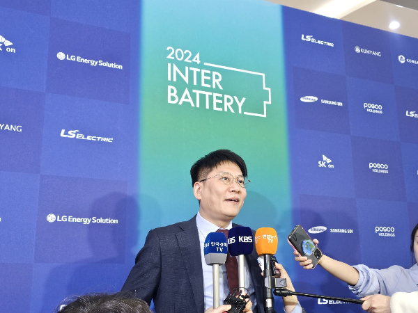 김동명 LG에너지솔루션 사장이 6일  '인터배터리 2024'에서 취재진 질의에 답하고 있다. / 사진=공동취재단
