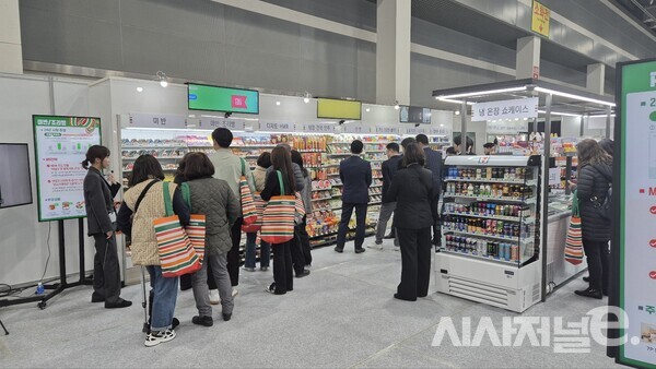 세븐일레븐 경영주들이 삼각김밥을 살펴보고 있다. / 사진=한다원 기자