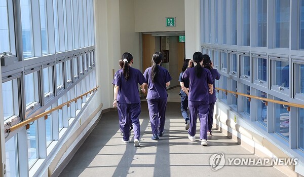 이동하는 간호사들 모습. / 사진-연합뉴스