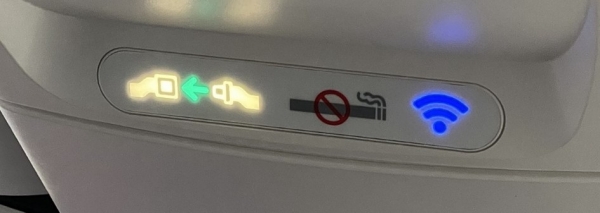 에어프레미아의 여객기 좌석에 와이파이 서비스 이용 가능 표시(오른쪽)가 떠 있다. / 사진=에어프레미아